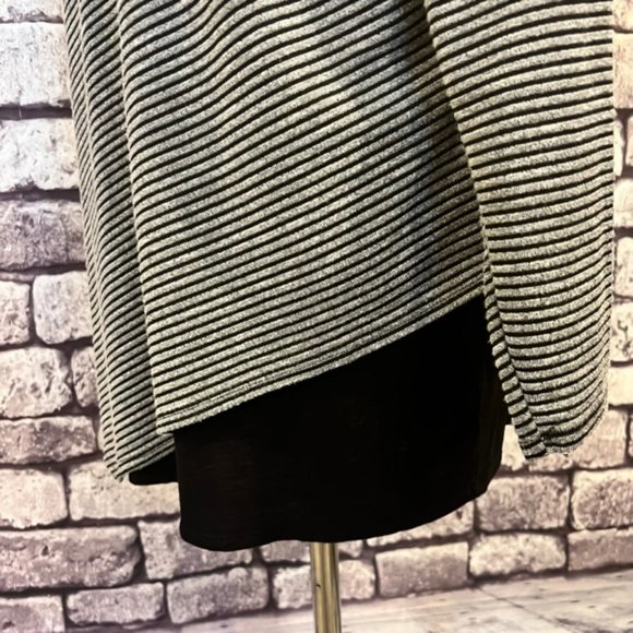 I.N. Studio Black & Gray Long Sleeve Striped Asymmetrical Blouse Size 1X - Picture 6 of 10